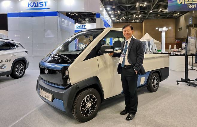 김경수 카이스트 기계공학과 교수(퓨처이브이 대표)가 F100 앞에서 포즈를 취하고 있다./고성민 기자