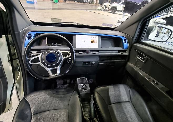 퓨처이브이의 경소형 트럭 ‘F100’ 시제품의 실내. /고성민 기자