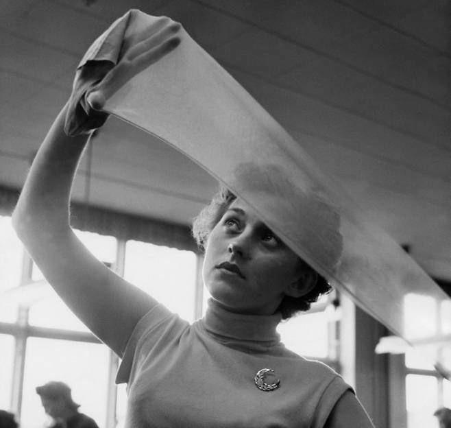 나일론 섬유를 들여다 보는 한 여성의 모습.Ambrosiani(W)