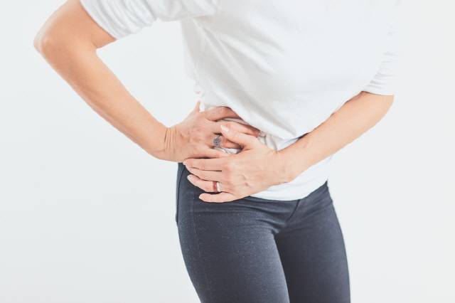 움직일 때마다 고관절이 덜그럭거리거나 ‘딱딱’ 소리가 나는 ‘발음성 고관절’ 증상을 완화하려면, 평소에 짝다리를 짚고 서거나 다리를 꼬고 앉는 등의 습관을 고쳐야 한다. 골반 스트레칭과 런지를 꾸준히 해주는 것도 도움된다./사진=게티이미지뱅크