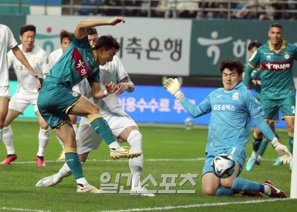 하나원큐 K리그1 대전하나시티즌과 FC서울이 1일 오후 대전월드컵경기장에서 경기를 펼쳤다. 대전 조유민이 서울 문전에서 슈팅을 날리고있다. 대전=정시종 기자 capa@edaily.co.kr /2023.04.01.