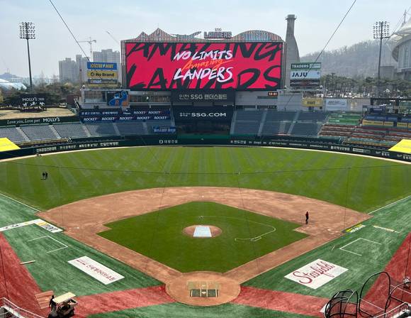 SSG 랜더스는 1일 열린 홈 개막전에 앞두고 홈 구장 SSG 랜더스필드 그라운드 잔디와 토양을 모두 교체했다. [사진=SSG 랜더스]