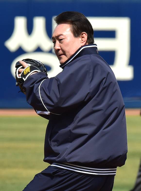 윤석열 대통령이 1일 오후 대구 수성구 삼성라이온즈파크에서 열린 2023 신한은행 SOL KBO리그 삼성 라이온즈와 NC 다이노스의 개막전 경기에서 시구하고 있다. 2023.04.01. [사진=뉴시스]