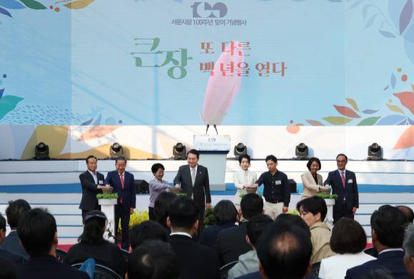 윤석열 대통령과 부인 김건희 여사가 1일 대구 서문시장 인근에서 열린 '서문시장 100주년 기념식'에서 기념 퍼포먼스를 하고 있다. (대통령실통신사진기자단) 2023.04.01. [사진=뉴시스]