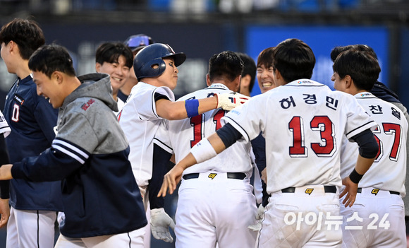 두산 로하스가 1일 오후 서울 잠실야구장에서 열린 '2023 신한은행 SOL KBO리그' 두산 베어스와 롯데 자이언츠의 개막전 경기, 연장 11회말 무사 1,3루 상황에서 3점 홈런을 터뜨린 후 선수들과 세리머니를 하고 있다. [사진=김성진 기자]