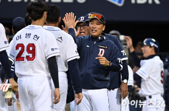 두산 이승엽 감독이 1일 오후 서울 잠실야구장에서 열린 '2023 신한은행 SOL KBO리그' 두산 베어스와 롯데 자이언츠의 개막전 경기에서 연장 승부 끝에 12-10으로 승리한 후 선수들과 기뻐하고 있다. [사진=김성진 기자]