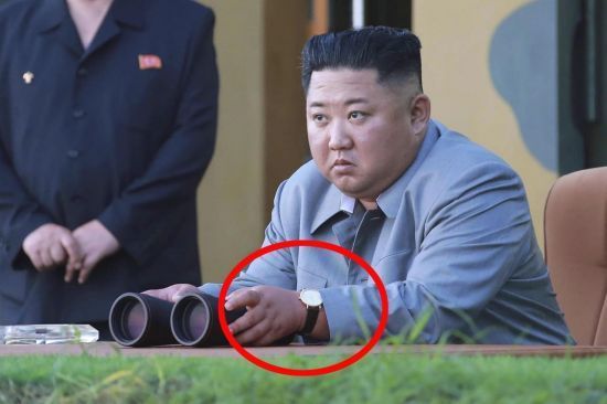 2019년 7월 25일 단거리 탄도미사일 발사 참관 때 김정은 북한 국무위원장이 차고 있던 손목시계는 1000만원이 훌쩍 넘는 스위스산 제품으로 알려졌다. 연합뉴스