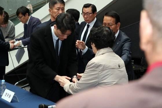 고(故) 전두환 전 대통령의 손자 전우원(27)씨가 31일 오전 광주 서구 5·18기념문화센터에서 자신의 할아버지를 대신해 5·18 유가족 김길자 씨에게 사죄하고 있다. 연합뉴스