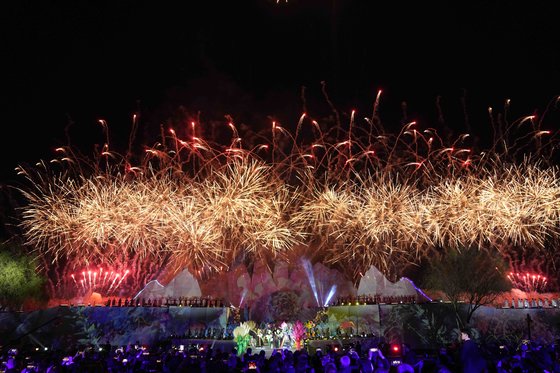 2023순천만국제정원박람회가 개막한 31일 전남 순천시 동천에 마련된 수상 특설무대에서 열린 개막식에서 불꽃쇼가 펼쳐지고 있다. 사진 전남도