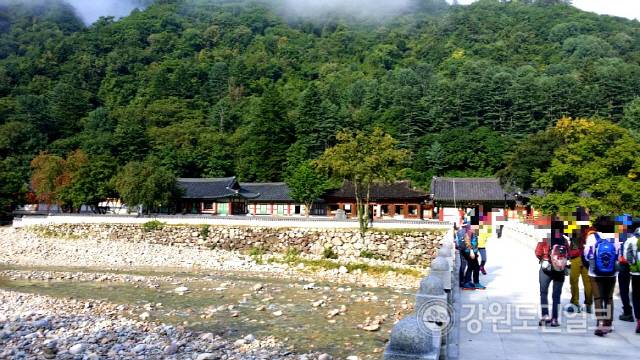 ▲ 설악산 수렴동 계곡 입구 백담사-만해(萬海·1879∼1944년) 선사가 머물며 ‘님의 침묵’, ‘조선불교유신론’ 등을 집필한 설악산의 명찰(名刹)이다.