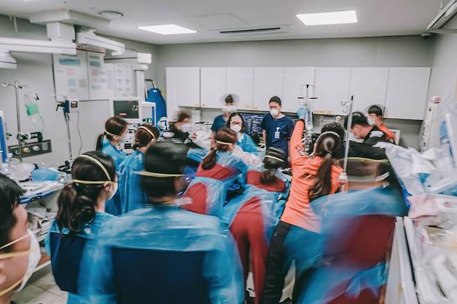 사진: 〈응급실 소생실 레벨 원입니다〉