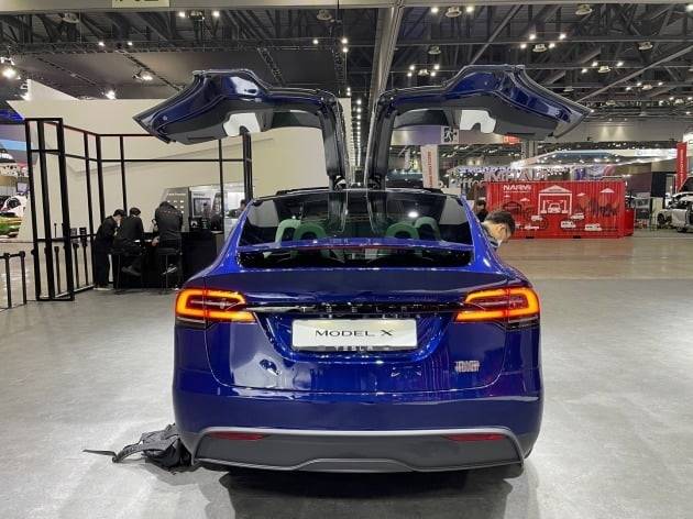 테슬라 모델X 플래드. 하늘 위로 열리는 '팰컨 도어'가 특징이다. 뒷면 오른쪽에 부착된 격자무늬 로고는 플래드를 상징한다.  /사진=백수전 기자