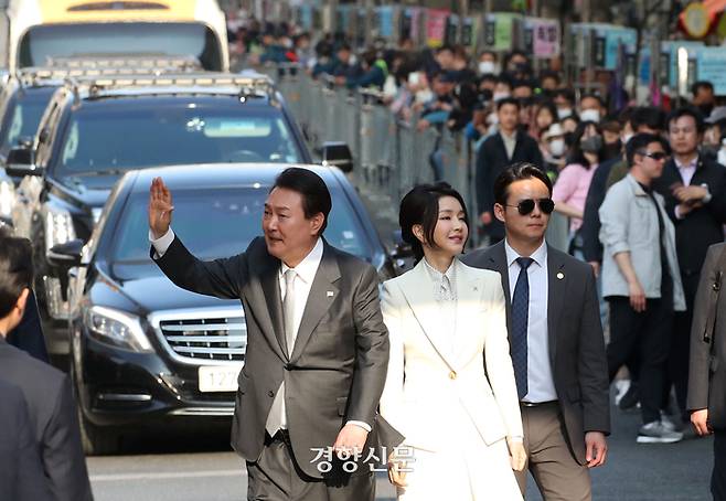 대구의 전통시장인 서문시장이 100주년을 맞은 1일 윤석열 대통령과 김건희 여사가 기념식에 참석하기 위해 시장을 방문해 시민들에게 인사하고 있다. 김창길기자
