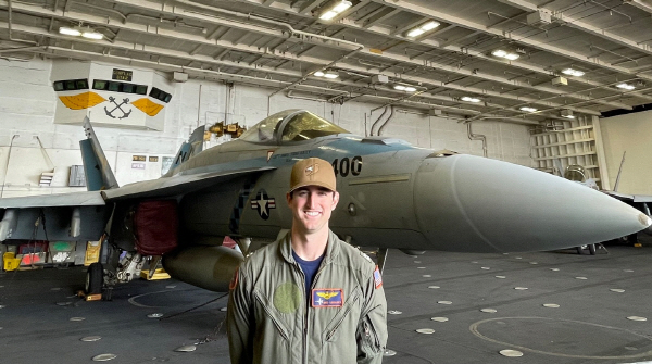 FA-18E/F 슈퍼호넷 전투기 앞에서 방문객을 맞이하는 크리스찬 리드(Christian Reed) 미 해군 제11항모강습단 중위. 박주현 기자