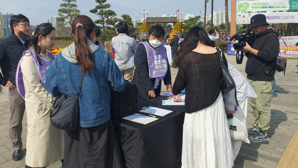 1일 오후 부산 부산진구 시민공원에서 10·29 이태원참사 유가족협의회 관계자들이 특별법 제정을 위한 서명을 받고 있다. 조성우 기자