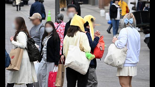 Foreign travelers are spotted in the Myeong-dong area in central Seoul, Wednesday. (Im Se-jun/The Korea Herald)