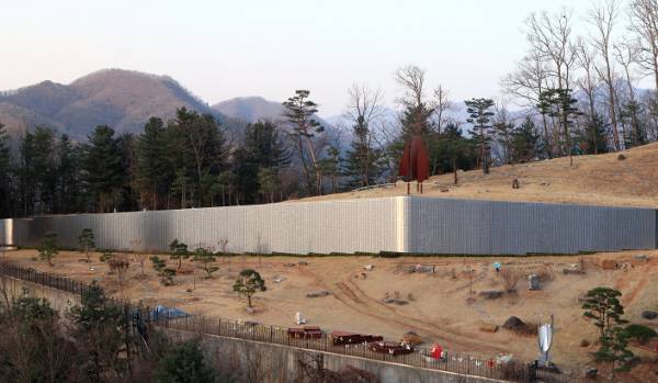 성경의 벽은 100m 길이의 벽에 1753쪽, 150여만 자의 성경 말씀이 훈민정음체로 6770개의 정사각형 스테인리스 패널로 구성됐다.