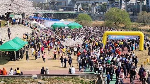 시민들이 징소리와 함께 출발하고 있다. 김동근 의정부시장 등이 앞장서 걷고 있다. 김동일기자