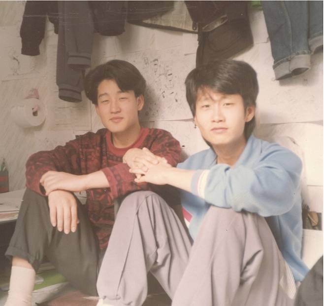 만화가 데뷔 전 자취할 당시 형 고 이우영 작가(오른쪽)와 동생 이우진 작가(왼쪽). 19살, 21살 추정. [사진=이우진 작가]