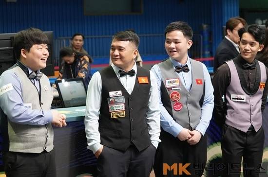 지난 아시아캐롬선수권 남자3쿠션 입상자들인 (왼쪽부터)우승 조명우 준우승 트란딴룩 공동3위 바오프엉빈과 타이홍치엠이 시상식 전 나란히 서서 이야기를 나누고 있다. (사진=MK빌리어드뉴스 DB)