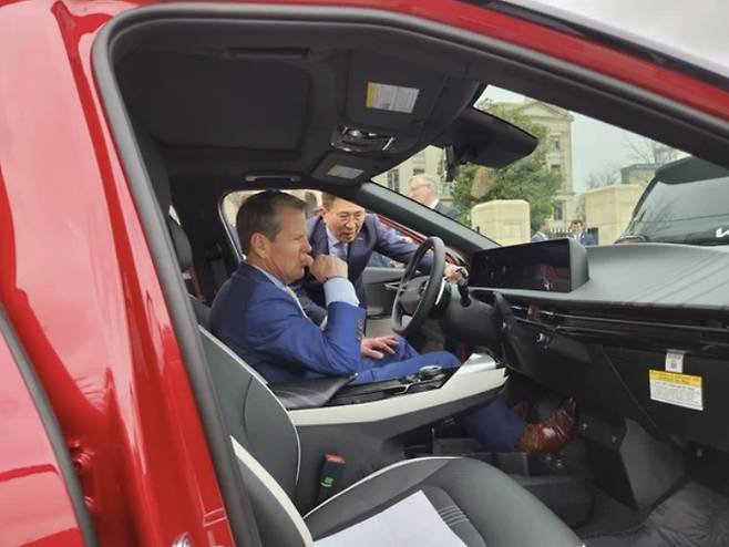 미국 조지아주의 ‘기아의 날’ 선포 행사에서 지난 1월 31일(현지시간) 브라이언 켐프 조지아 주지사가 윤승규 기아차 북미권역 본부장의 안내로 전기차 EV6를 시승하고 있다. [사진 = 연합뉴스]