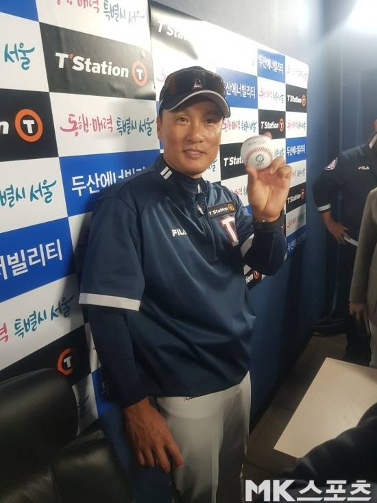 무려 4시간 43분간 펼쳐진 혈투였다. 이승엽 두산 감독은 자신의 데뷔 경기를 이토록 어렵게 승리할 수 있었다. 사진(잠실 서울)=민준구 기자