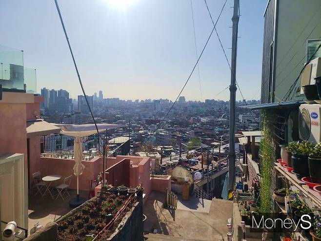 짧은 기간 동안 월세 계약을 맺는 단기 임대가 자취생 사이에서 인기다. 사진은 서울 용산구 남산공원 부근에서 바라본 서울 시내 아파트 모습. /사진=서진주 기자