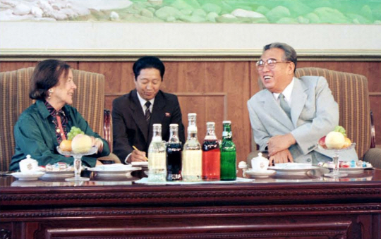 1985년 8월 독일 작가 루이제 린저와 만난 김 주석. 북한 대외용 화보 ‘조선’ 4월호 캡처.연합뉴스