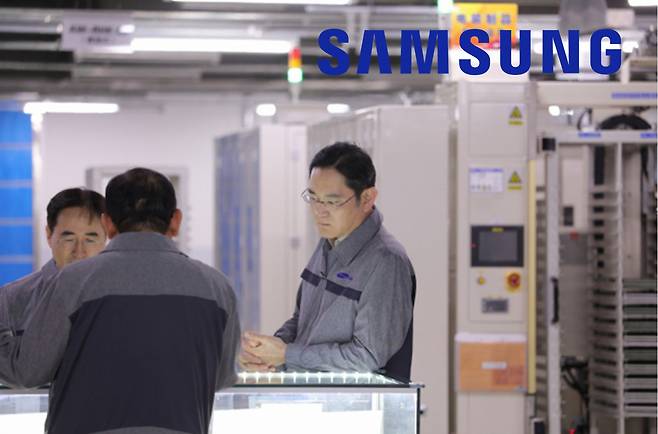 이재용 삼성전자 회장이 지난 24일 중국 텐진에 위치한 삼성전기 사업장을 방문해 MLCC 생산 공장 현장을 점검하고 있다. [연합]
