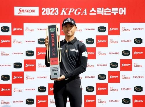 조우영이 우승트로피를 들고 포즈를 취하고 있다. [사진=KPGA]