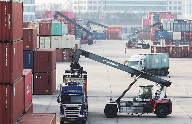 경기도 의왕시 내륙컨테이너기지(ICD)에서 컨테이너 하역작업이 진행되고 있다. [연합]