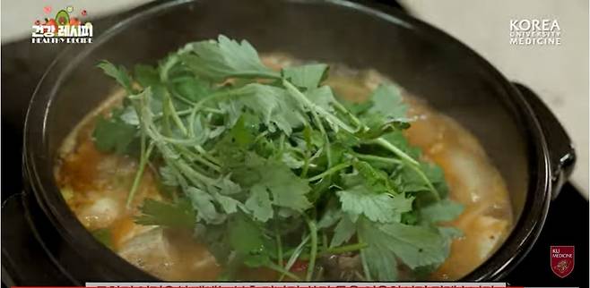 김경진 고대안암병원 내분비내과 교수가 직접 요리한 된장찌개 [고대병원 유튜브 캡쳐]