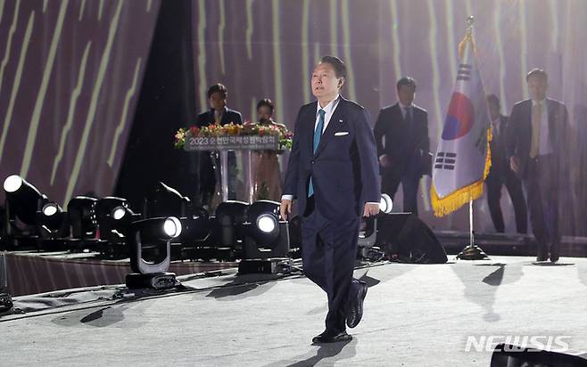 [순천=뉴시스] 홍효식 기자 = 윤석열 대통령이 31일 전남 순천 순천만국가정원에서 열린 2023 순천만국제정원박람회 개막식에서 축사한 뒤 자리로 향하고 있다. 2023.03.31. yesphoto@newsis.com