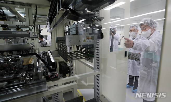 [세종=뉴시스] 강종민 기자 = 이창양 산업통상자원부 장관이 20일 세종시 집현동 비전세미콘을 방문, 반도체 플라즈마 세정과 오븐시스템 등 반도체 후공정 장비 생산 현장을 살펴보고 있다. 2023.02.20. ppkjm@newsis.com