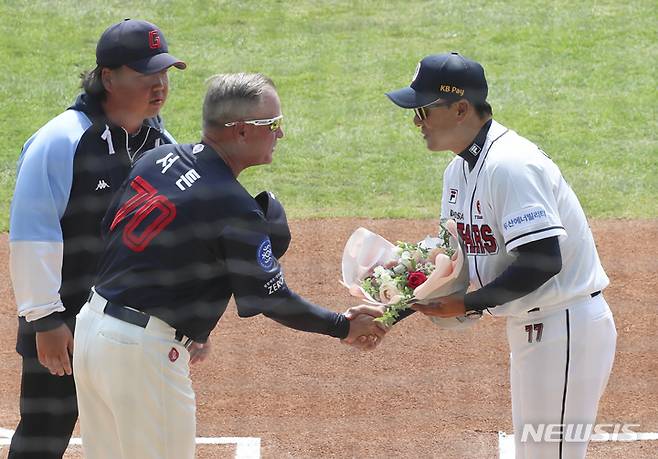 [서울=뉴시스] 김근수 기자 = 1일 오후 서울 송파구 잠실야구장에서 열린 2023 프로야구 개막전 두산 베어스 대 롯데 자이언츠의 경기 시작 전 이승엽 두산 감독이 서튼 롯데 감독이 인사를 나누고 있다. 2023.04.01. ks@newsis.com