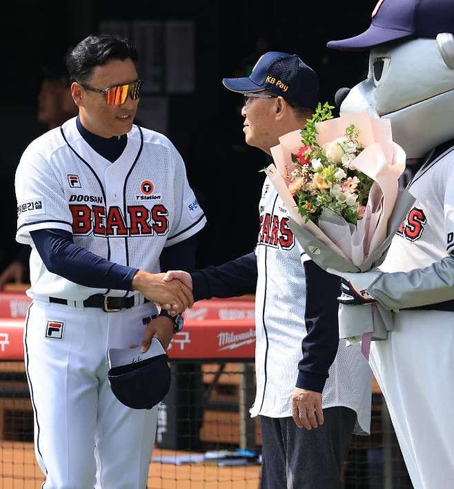 '국민 타자와 국민 감독' 1일 서울 잠실야구장에서 열린 2023 프로야구 개막전 롯데 자이언츠와 두산 베어스의 경기 시작에 앞서 이승엽 두산 감독(왼쪽)이 시구자로 나선 김인식 전 두산 감독과 악수하고 있다. 연합뉴스