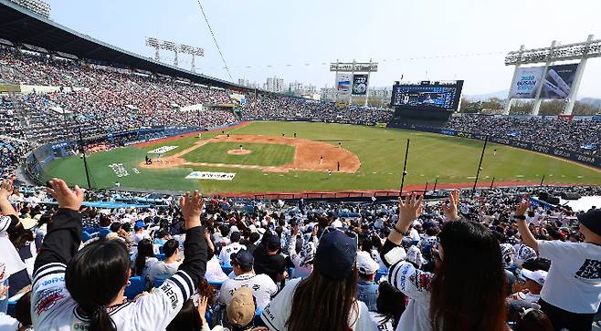 1일 2023 프로야구 개막전 롯데 자이언츠와 두산 베어스의 경기가 열린 서울 잠실야구장이 야구팬 들로 가득 차 있다. 연합뉴스