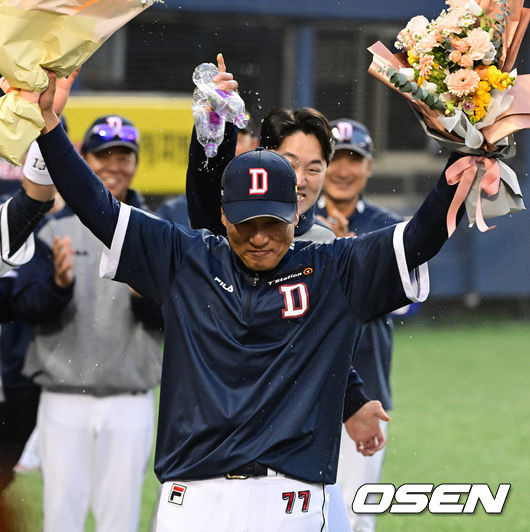 [OSEN=잠실, 지형준 기자]두산 이승엽 감독이 선수단과 승리를 기뻐하고 있다. 2023.04.01 /jpnews@osen.co.kr