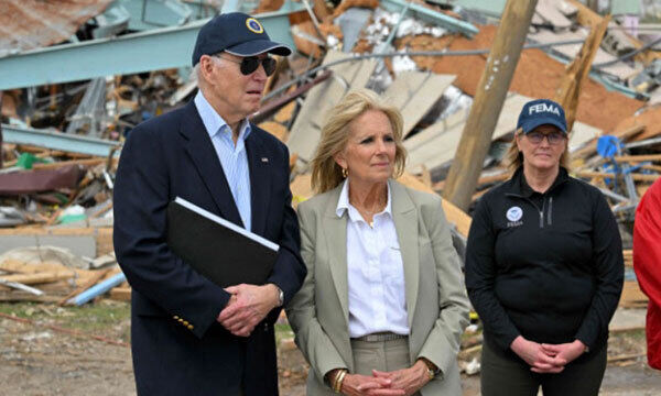 3월31일(현지시간) 조 바이든 미국 대통령(왼쪽)이 부인 질 여사(가운데)와 함께 최근 최악의 토네이도가 덮친 미시시피주 롤링포크 마을을 찾아 피해 상황을 살펴보고 있다. 롤링포크=AFP연합뉴스
