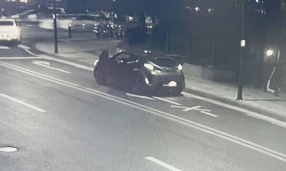 지난 29일 오후 11시48분쯤 강남구 역삼동 한 아파트 단지에서 발생한 납치사건 현장. 납치범 차량이 아파트 주변에 정차하고 있다. 뉴스1