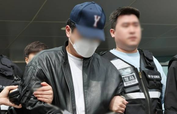 마약류 관리에 관한 법률 위반 혐의로 구속영장이 청구된 남경필 전 경기도지사의 장남 남모 씨가 25일 오후 구속 전 피의자 심문에 출석하기 위해 경기도 용인동부경찰서에서 나오고 있다.  연합뉴스