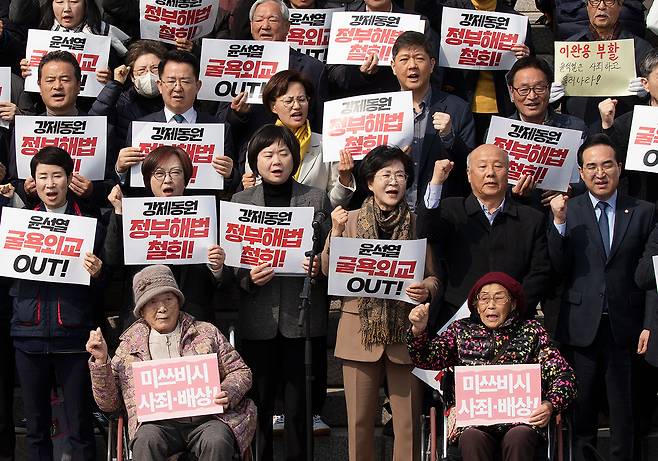 3월7일 국회에서 열린 강제동원 배상 해법 규탄 시국선언에 참여해 구호를 외치고 있는 피해자 김성주(앞 왼쪽), 양금덕(앞 오른쪽) 할머니.ⓒ시사IN 이명익