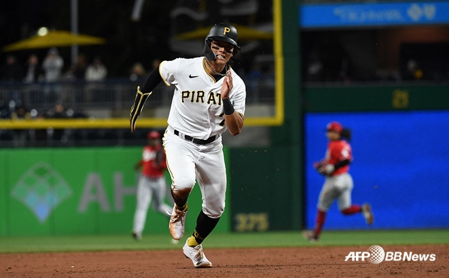 배지환이 31일 MLB 개막전에서 빠른발로 주루플레이를 펼치고 있다. /AFPBBNews=뉴스1