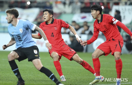 대한민국 수비수 김민재(가운데 등번호 4번)와 공격수 손흥민(등번호 7번)이 지난 달 28일 우루과이 경기에서 플레이에 집중하고 있다. /사진=뉴시스 제공