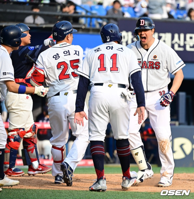 두산 김재환(오른쪽)이 7회말 동점 스리런 홈런을 날린 뒤 동료들과 기뻐하고 있다. /사진=OSEN