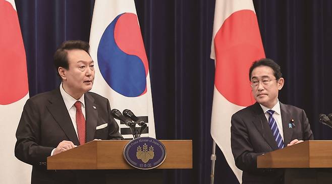 일본이 일제강점기 때 강제동원을 희석하는 내용을 담은 초등학교 교과서의 검정 결과를 발표했다.[사진=뉴시스]