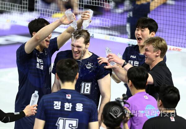 대한항공 링컨 승리의 물세레모니.