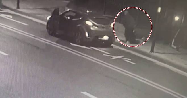 서울 강남구 역삼동 한 아파트 앞 도로에서 30대 남성 용의자가 피해 여성을 차로 끌고가 차에 태우는 모습.
[연합뉴스 자료사진]