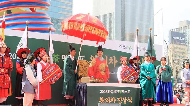 서울에서 열린 '왕의 차' 진상식 [경남도 제공. 재판매 및 DB 금지]