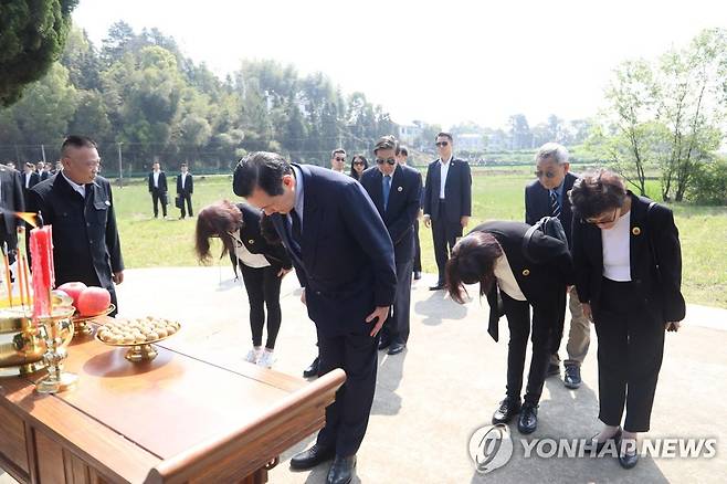 1일 중국 후난성 샹탄의 조상 묘 찾은 마잉주 전 대만 총통 (AFP.연합뉴스)